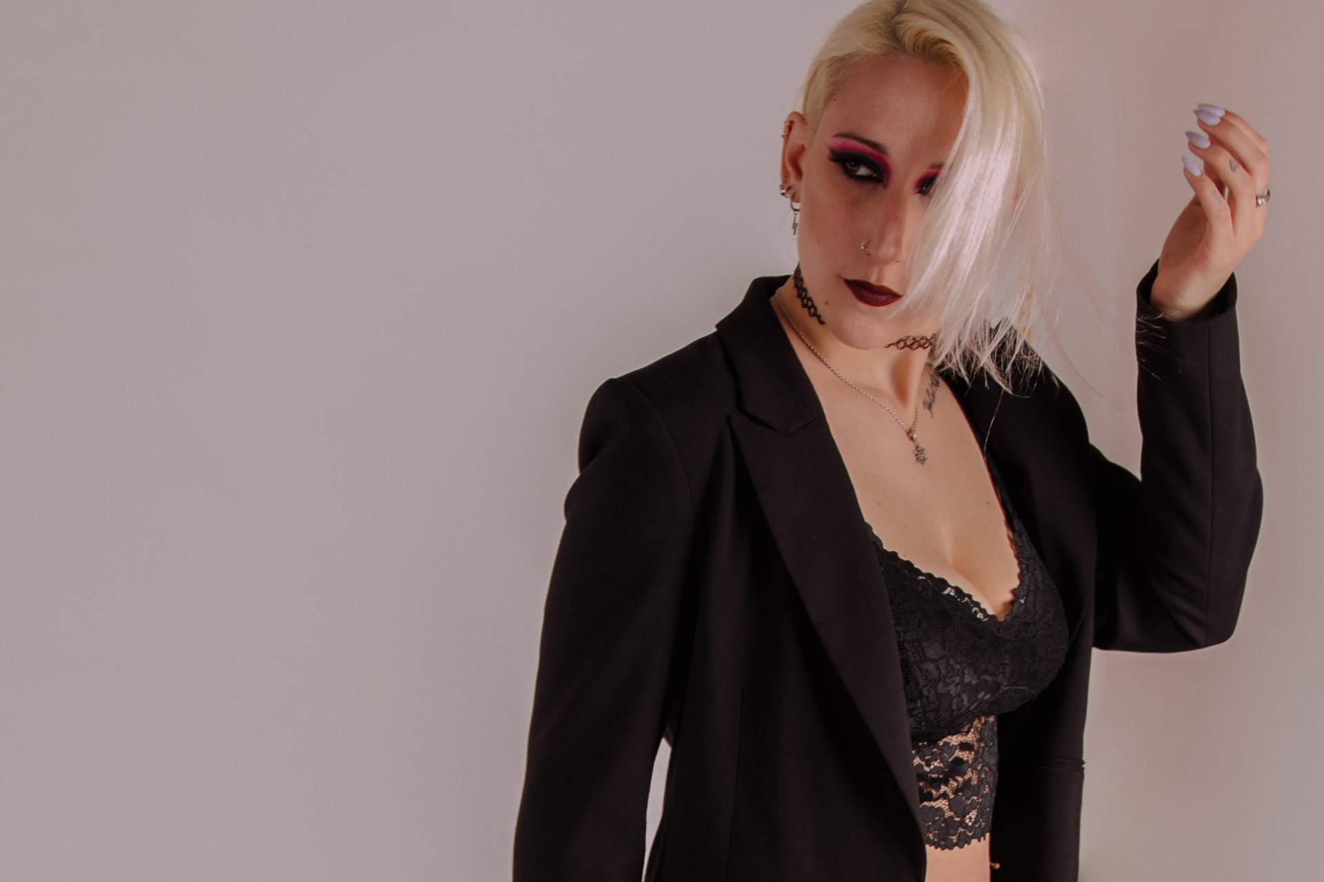 servizio in studio glamour moda primo piano tatuaggi sfondo bianco Firenze Sesto Fiorentino