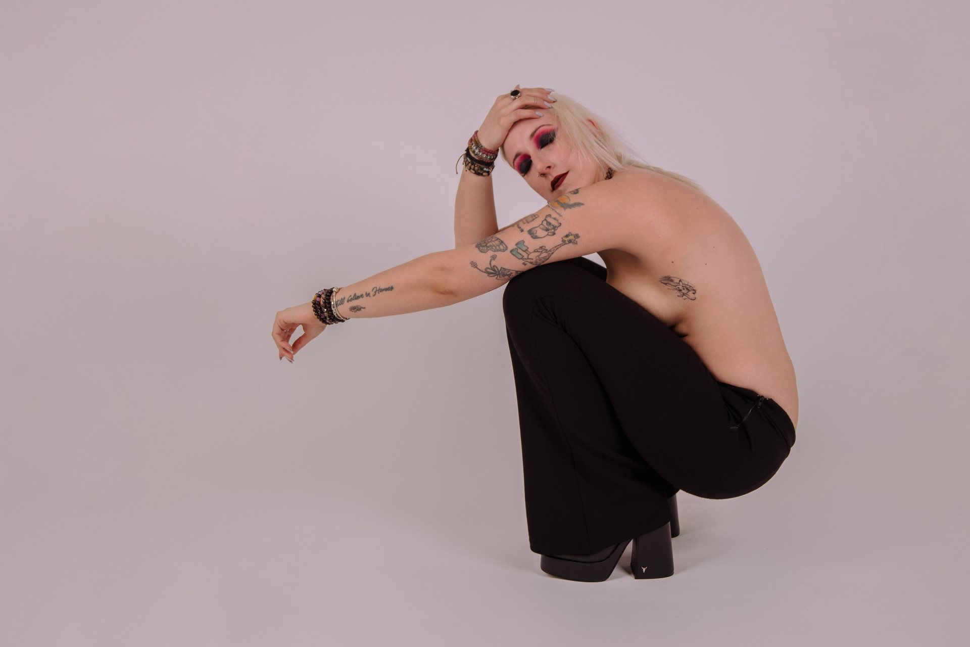 servizio in studio glamour moda tatuaggi fashion sfondo bianco Firenze Sesto Fiorentino