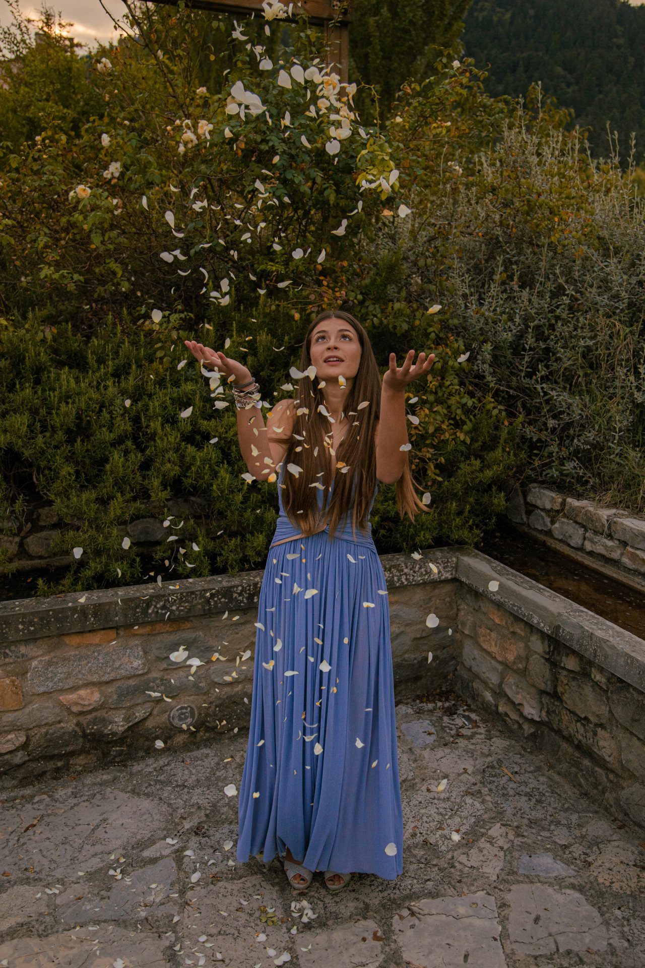 servizio fotografico ritratto in esterno giardino petali bianchi senza posa attimo servizio fotografico ritratto in esterno saari spiaggia mare luce naturale tramonto senza posa Firenze Sesto Fiorentino