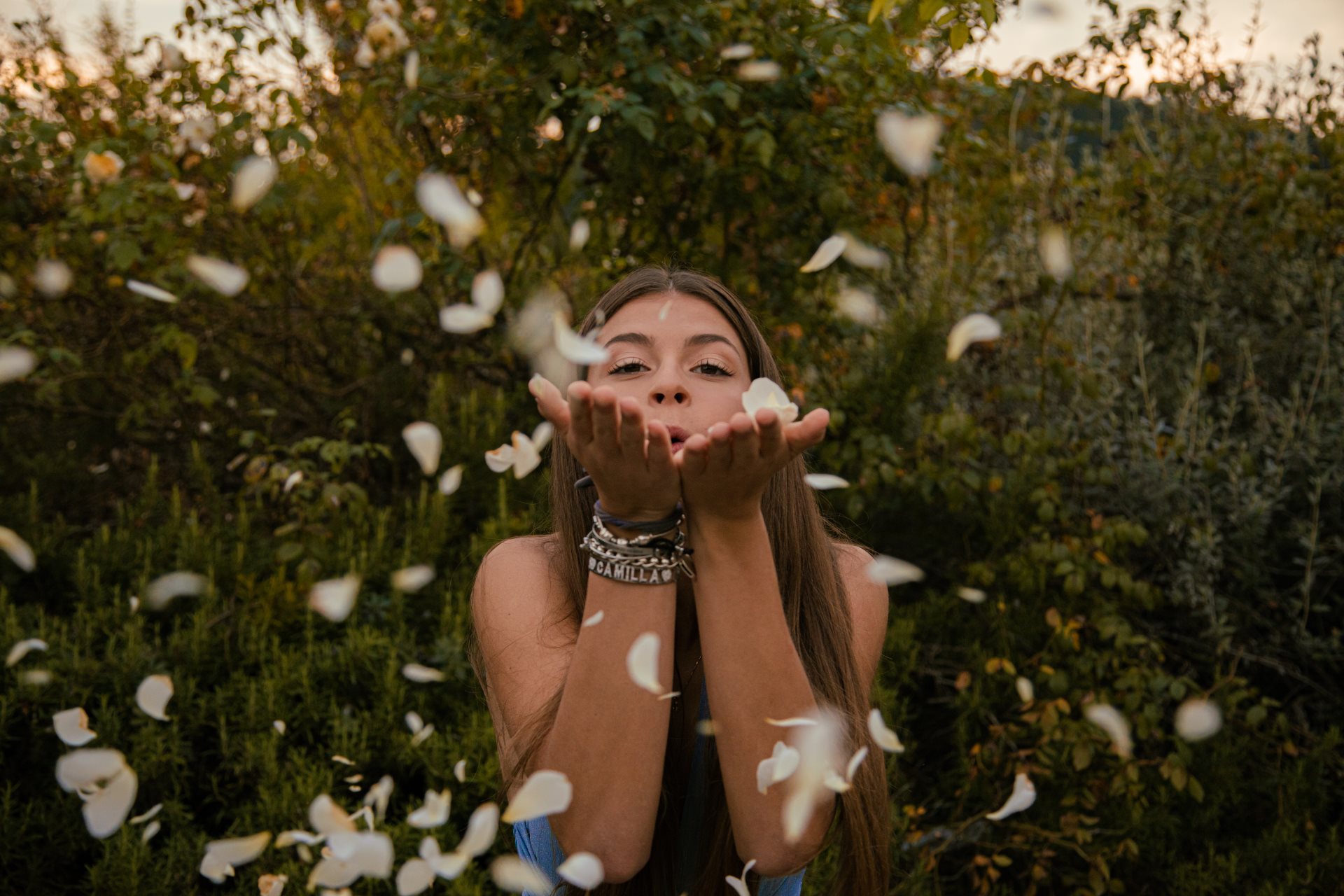 servizio fotografico ritratto in esterno parco campagna petali bianchi senza posa Firenze Sesto Fiorentino