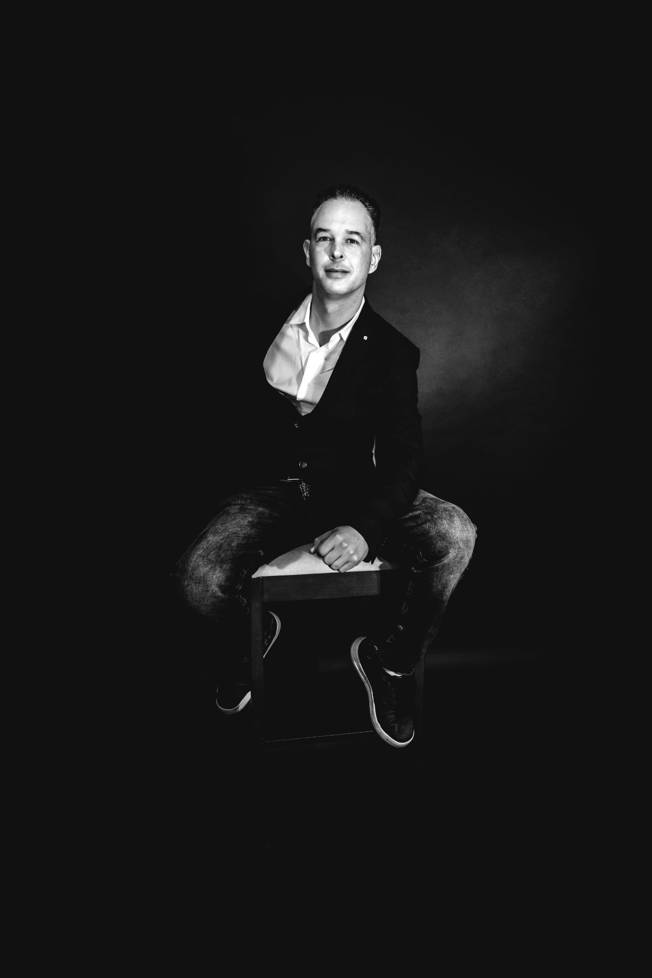 servizio fotografico ritratto in studio bianco e nero posa Firenze Sesto Fiorentino